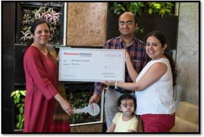 Anita Arjundas, MD, Mahindra Lifespaces, with Nidhi Chandna, winner of the #JoyfulHomecomings contest, and her family